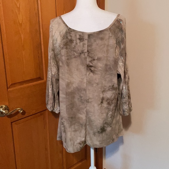 - Women’s pullover embellished shirt Sz XL - Picture 2 of 7
